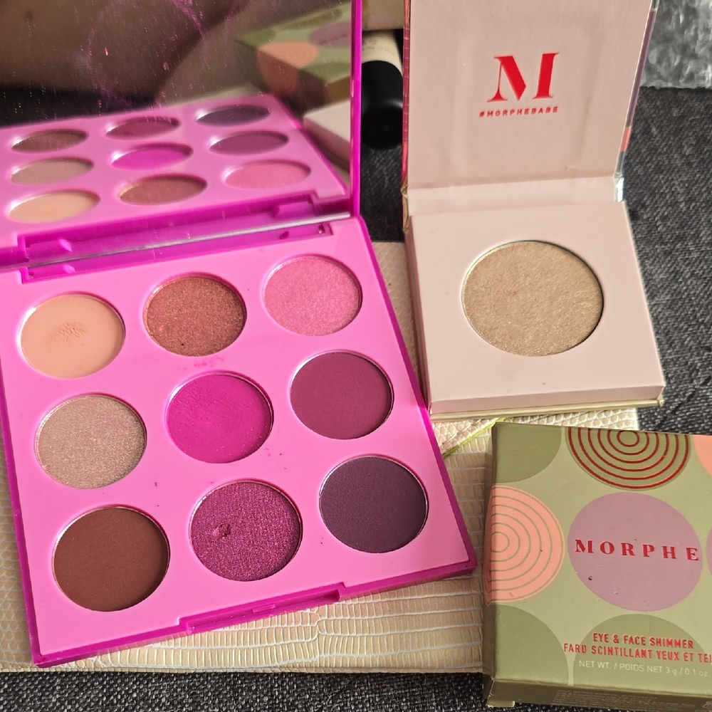 Morphe Vibrant Pink and Purple Eyeshadow Palette With Ipsy Makeup Bag